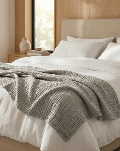 Couverture mousseline Gris – drapé sur un lit